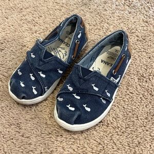 Tom’s toddler slip on with whales.  Great condition.  Size T9